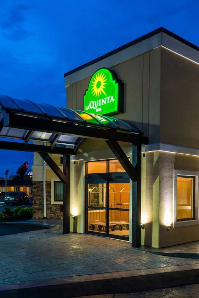 Hotel La Quinta By Wyndham Buffalo Airport 3*