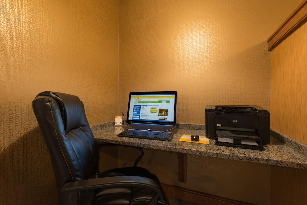 Hotel La Quinta By Wyndham Buffalo Airport