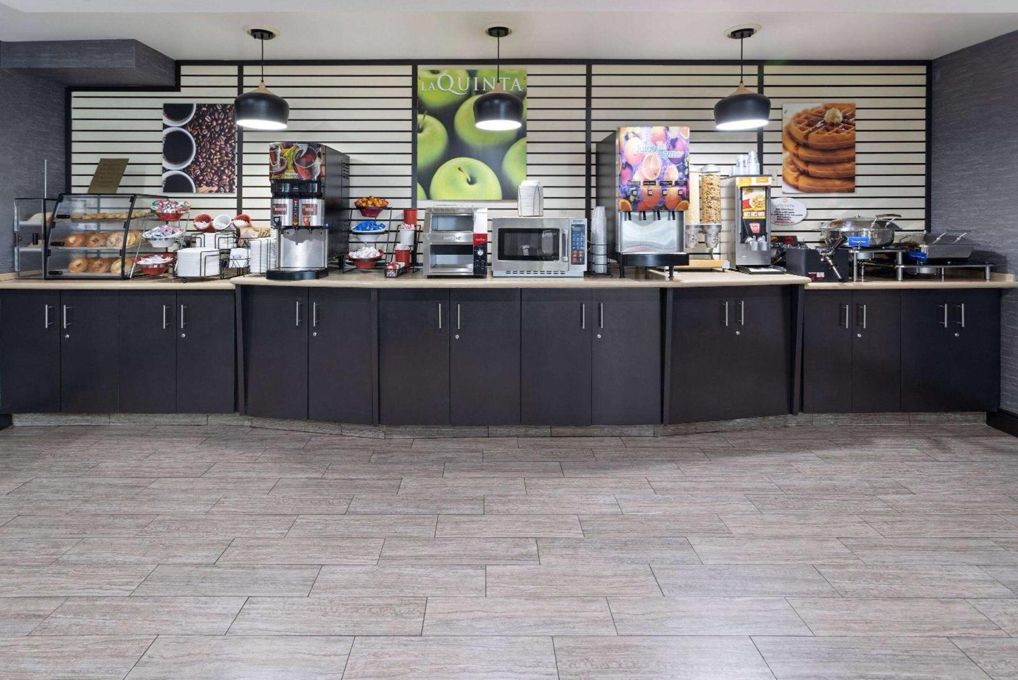 Hotel La Quinta By Wyndham Buffalo Airport 3*