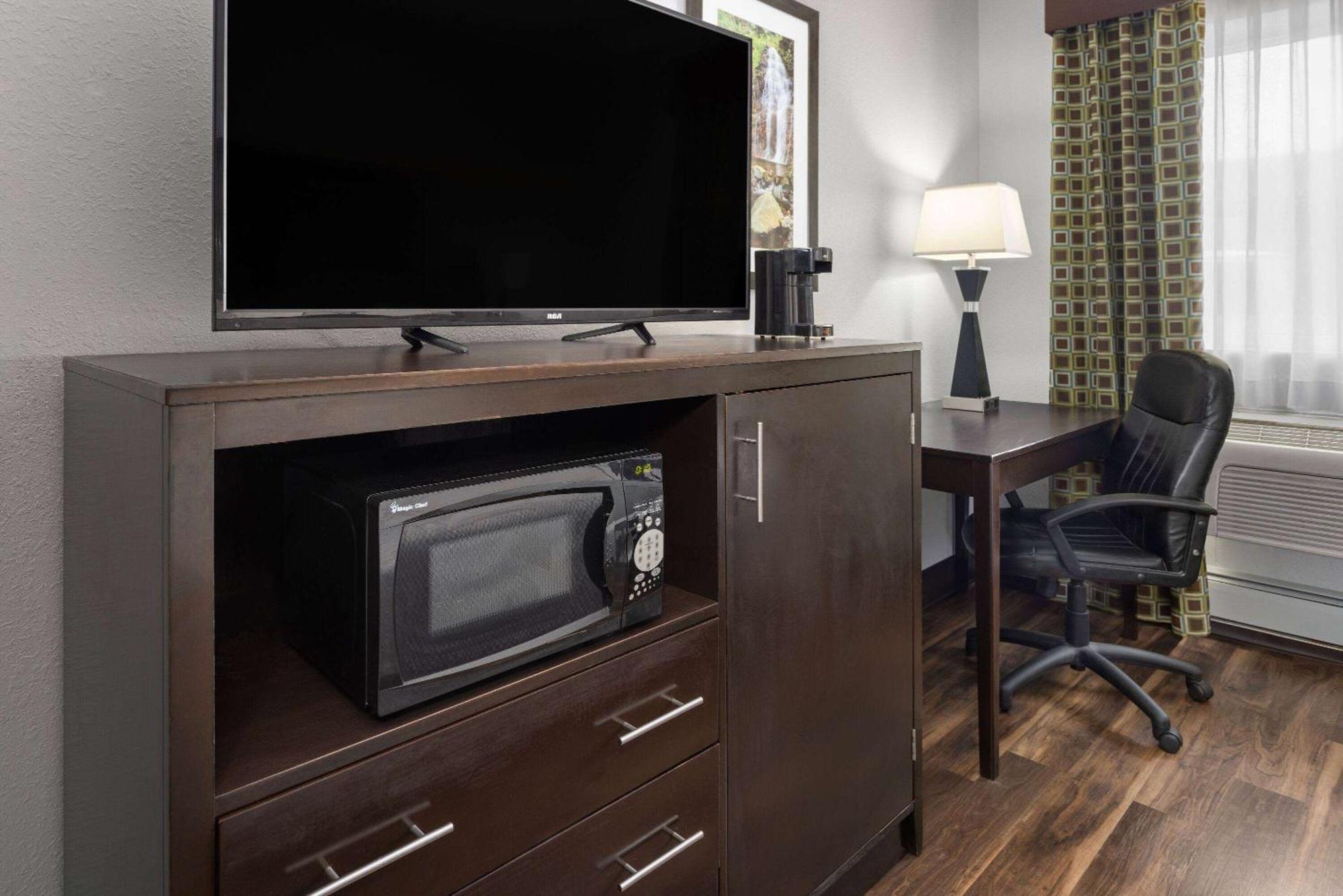 La Quinta By Wyndham Buffalo Airport Hotel