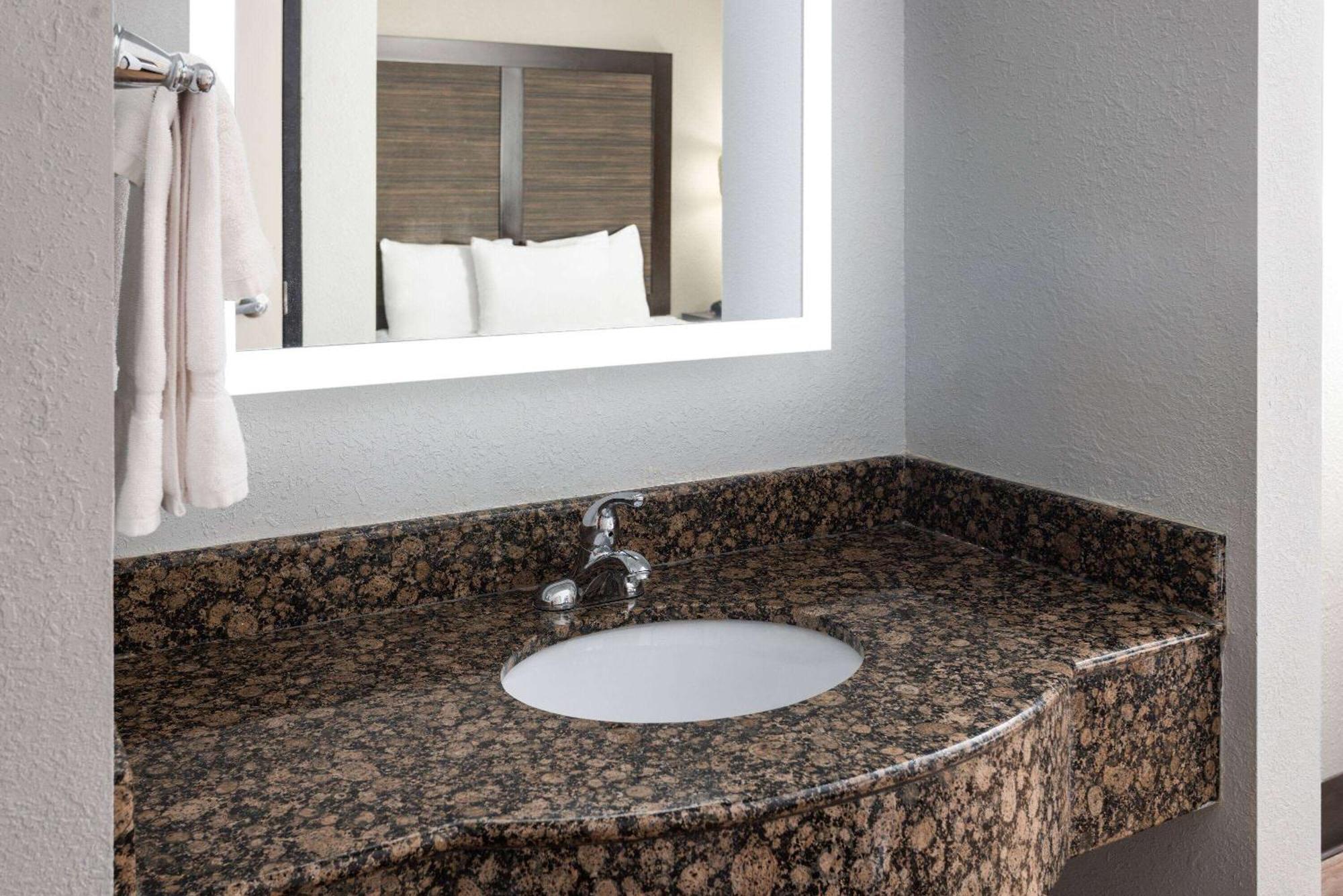 La Quinta By Wyndham Buffalo Airport Hotel 3*