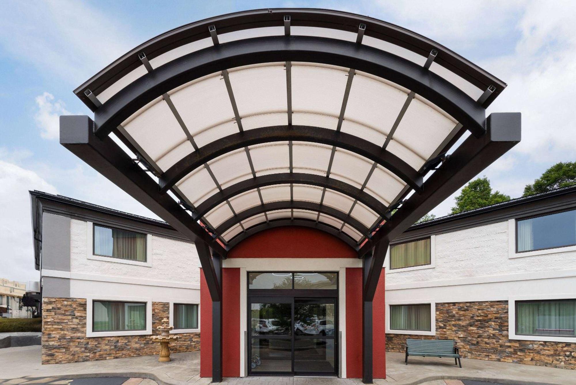 La Quinta By Wyndham Buffalo Airport Hotel 3*